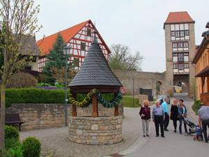 Eine sehr schöne Tradition in Röttingen sind bunt geschmückte Osterbrunnen, die in mühevoller Handarbeit durch die örtlichen Landfrauen angefertigt wurden.