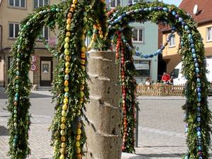 Eine sehr schöne Tradition in Röttingen sind bunt geschmückte Osterbrunnen, die in mühevoller Handarbeit durch die örtlichen Landfrauen angefertigt wurden.