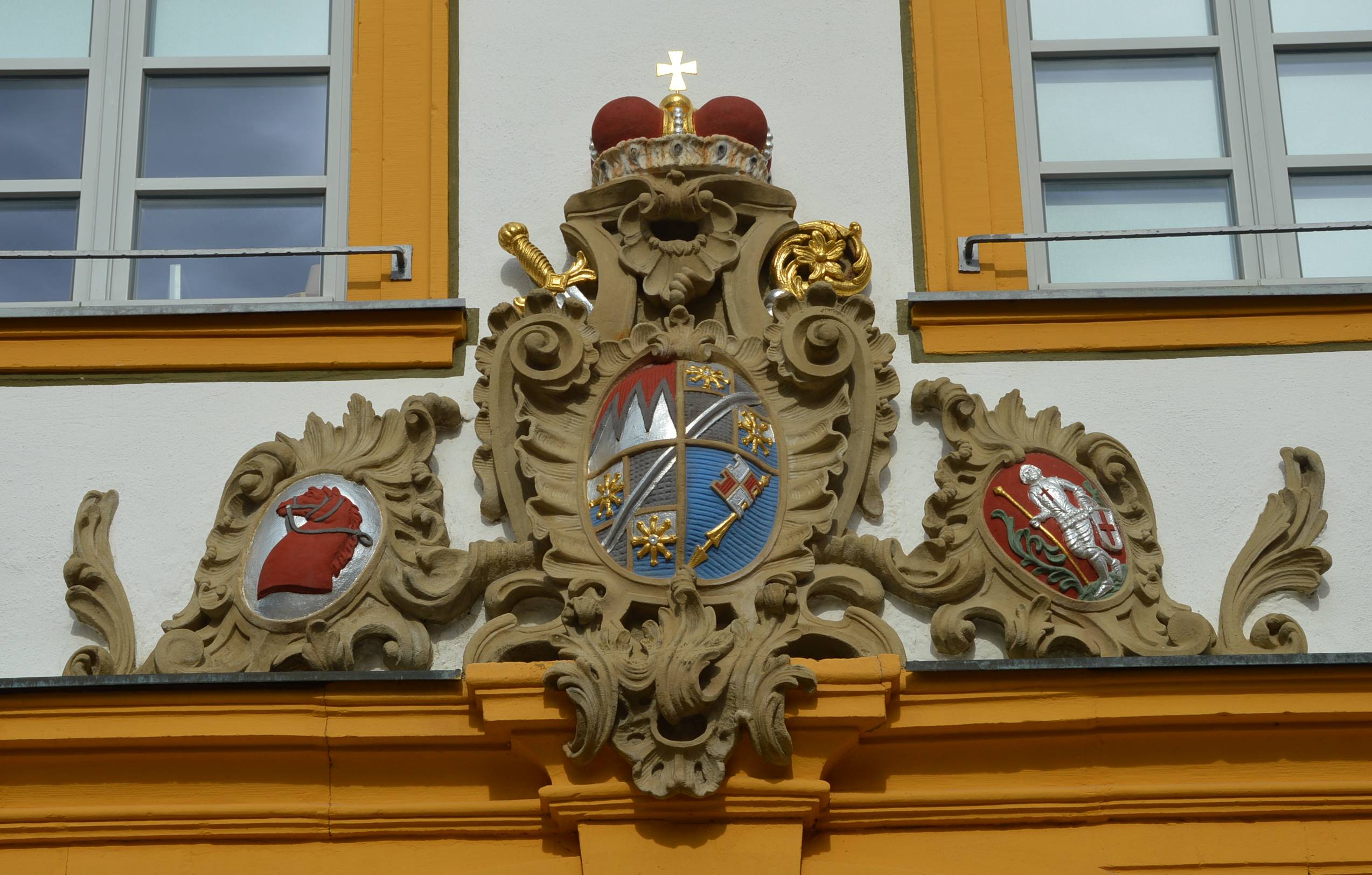  Wappen über dem Tor des Rathauses 