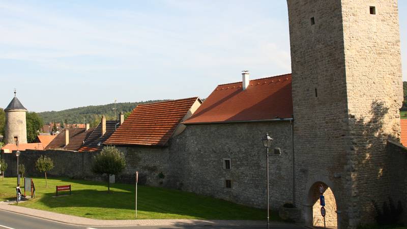  Stadtmauer mit zwei Türmen 